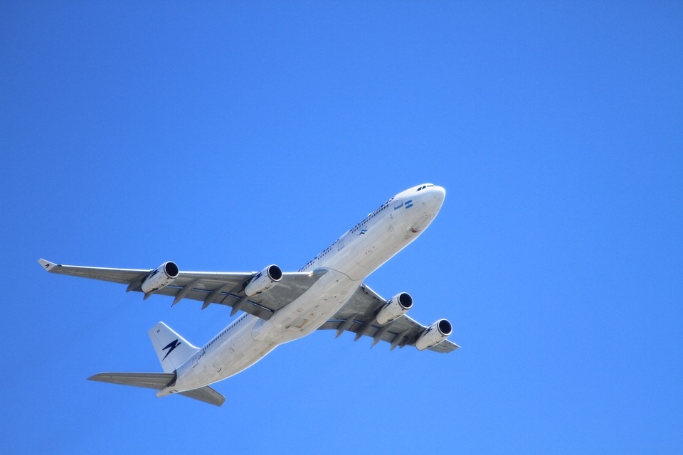 Scandal intr-un avion TAROM: Un roman care refuza sa poarte masca, luat la rost de pasageri, inclusiv de un doctor