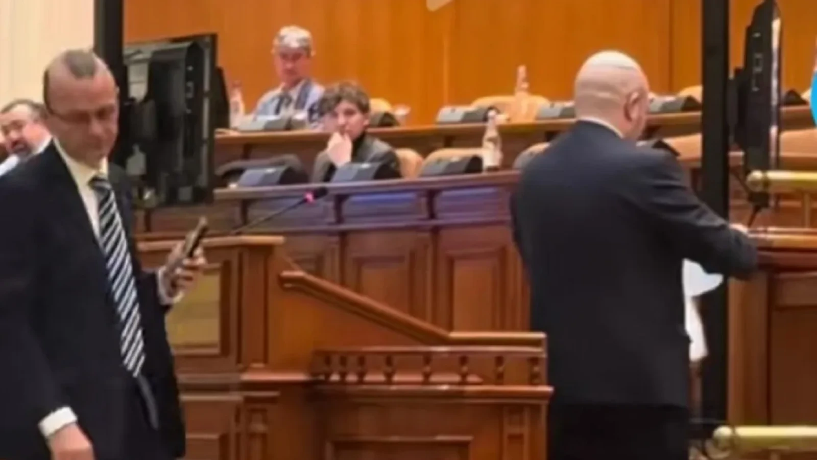 Scandal monstru în Parlament: Silviu Vexler a rupt pozele cu Nicolae Iorga, Vasile Alecsandri și Mihai Eminescu!