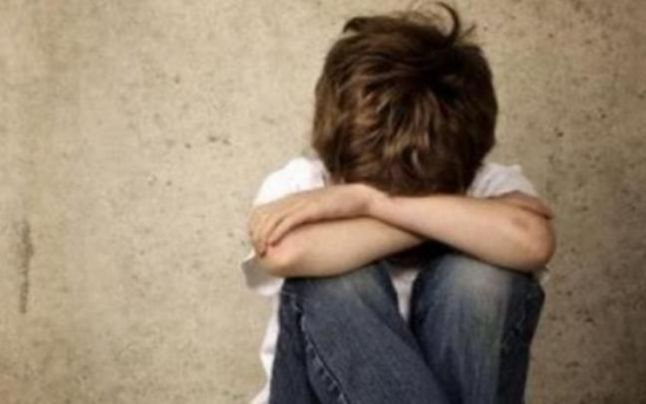 Scandal în şcoală, după ce un elev de 10 ani a fost bătut de învăţătoare. Femeia a fost pălmuită apoi de mama copilului