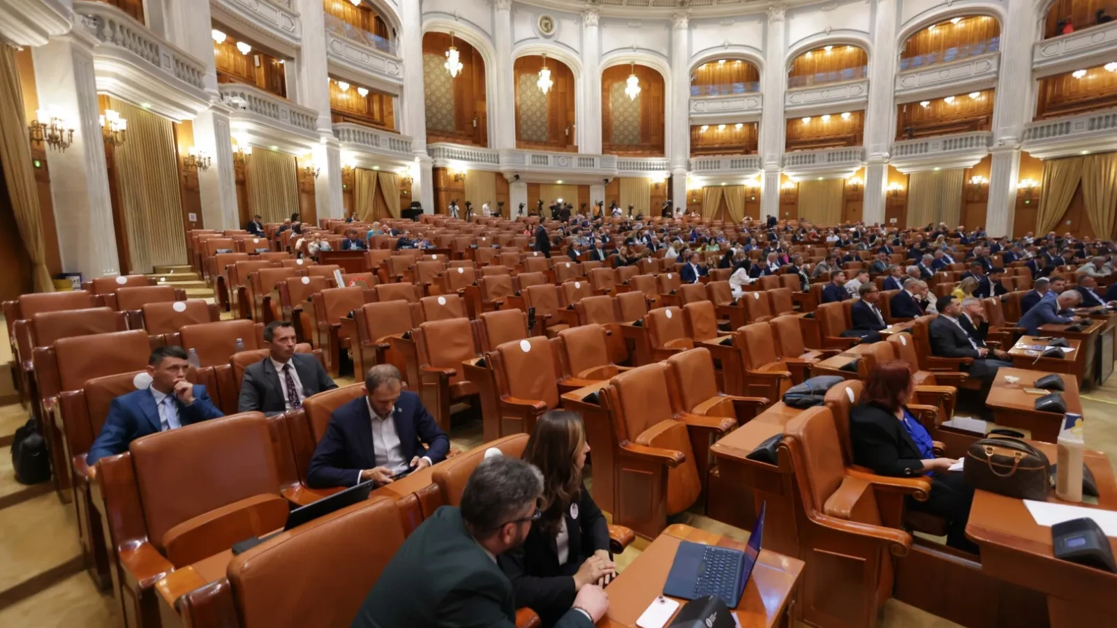 Scandal în Parlament pe pensiile private: PSD a pierdut, doar bolnavii de cancer își iau banii integral