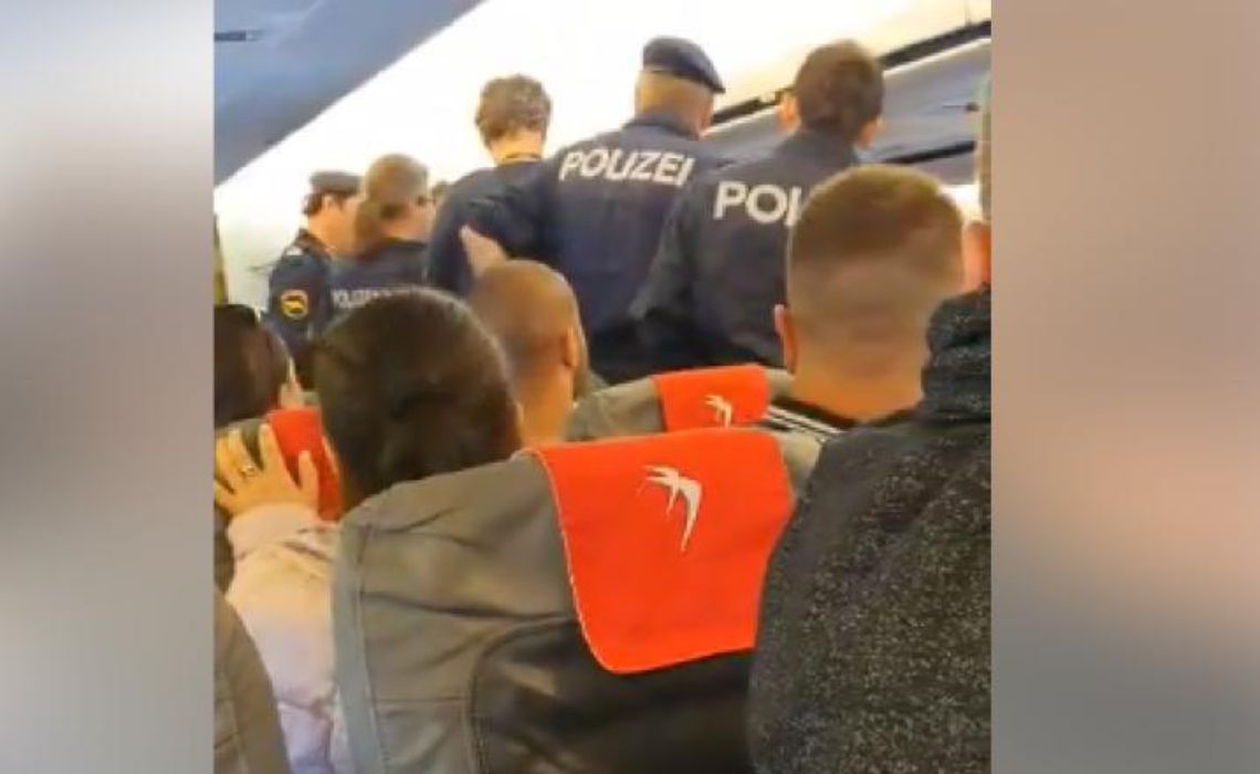 Scandal uriaș în avion! Un român a lovit o stewardesă: aeronava a aterizat de urgență la Viena