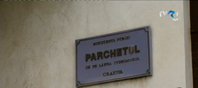 Scene de groază din Craiova. Polițist târât zeci de metri