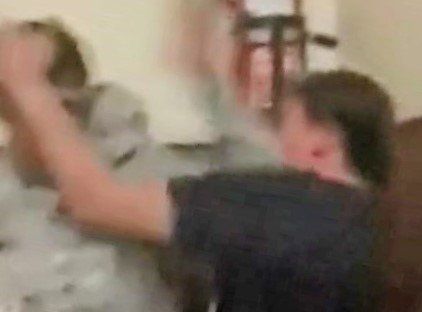 Scene de o violență extremă, în bar. Un tânăr a fost bătut până la inconștiență