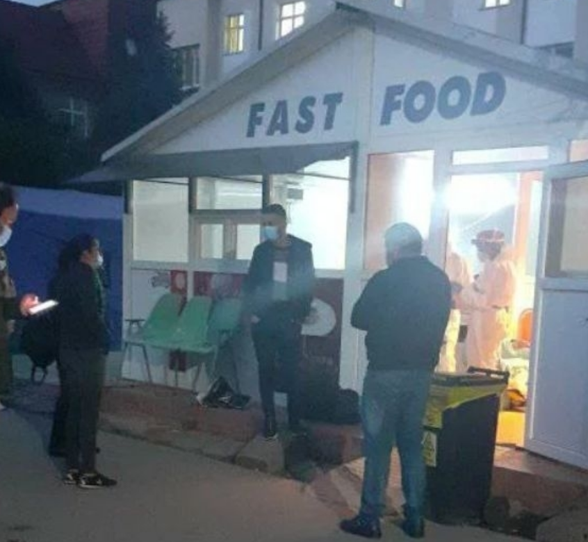 Scene horror la spitalul din Sibiu: mortii de COVID-19, bagati in sicrie in fata bolnavilor care erau tratati intr-un chiosc fast-food