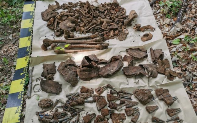 Schelete umane şi muniţie de război, descoperite în Munţii Vrancei. Ce vechime au acestea