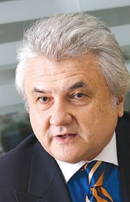 Scriitorul Eugen Burada, sub control judiciar pe cauţiune în dosarul care o vizează pe Adina Buzatu