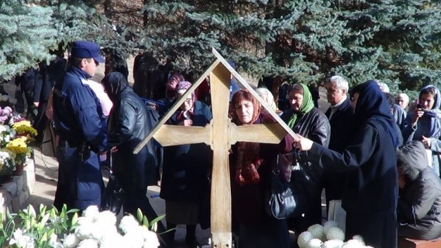 Se împlinesc 28 de ani de la moartea lui Arsenie Boca. Mii de oameni vin la mormântul său