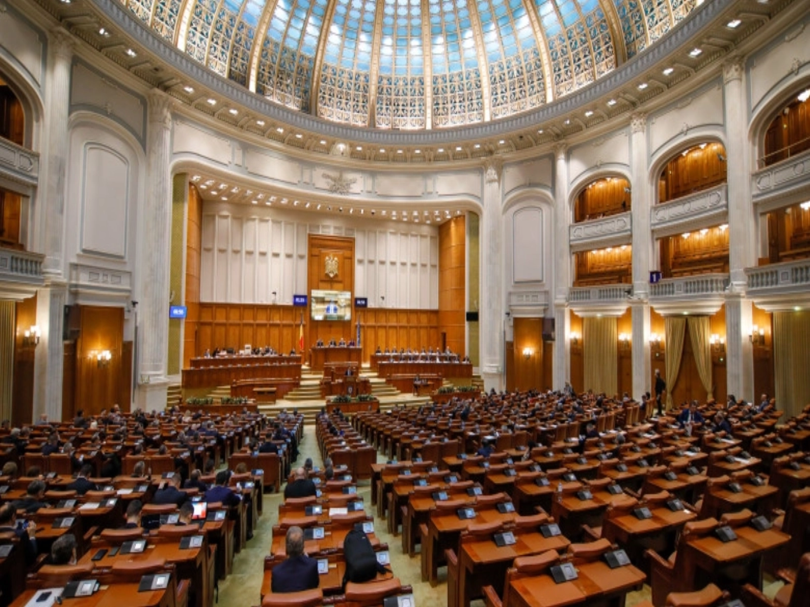 Se naște un nou pol suveranist în Parlament: Traseiștii fugiți din partide vor să își construiască grup