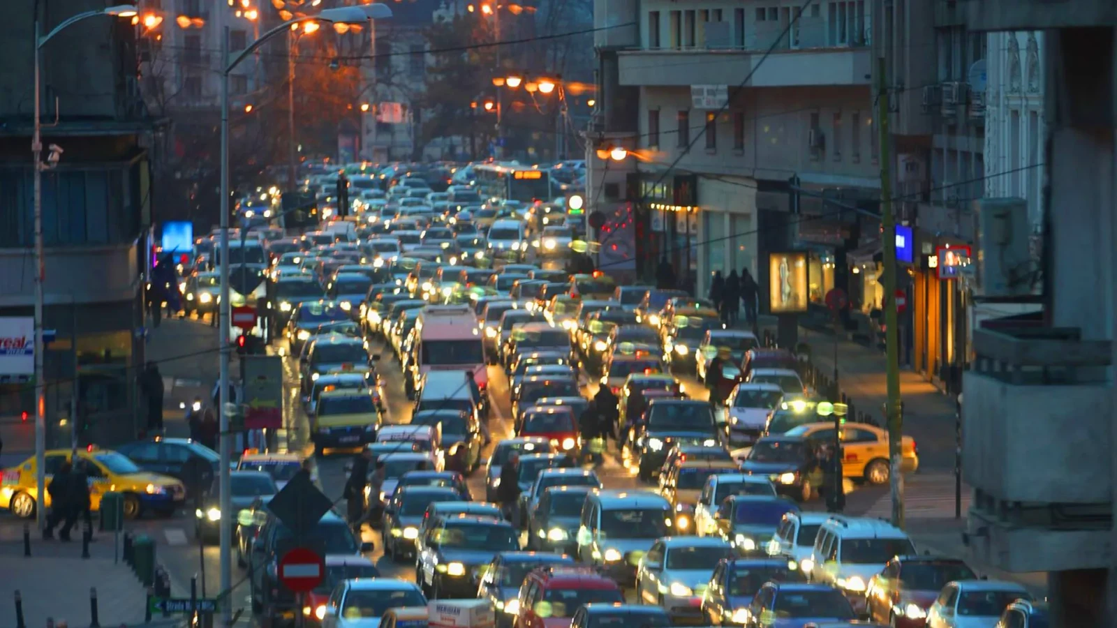 Se pregătesc interdicții pe străzile din București: Ce mașini ar putea dispărea din trafic la orele de vârf. Amenzi de până la 5.000 de lei

