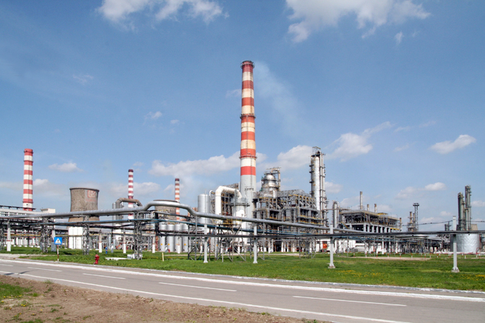 Sechestru pe Rafinăria Petrotel. Bunurile Lukoil puse sub sechestru de ANAF