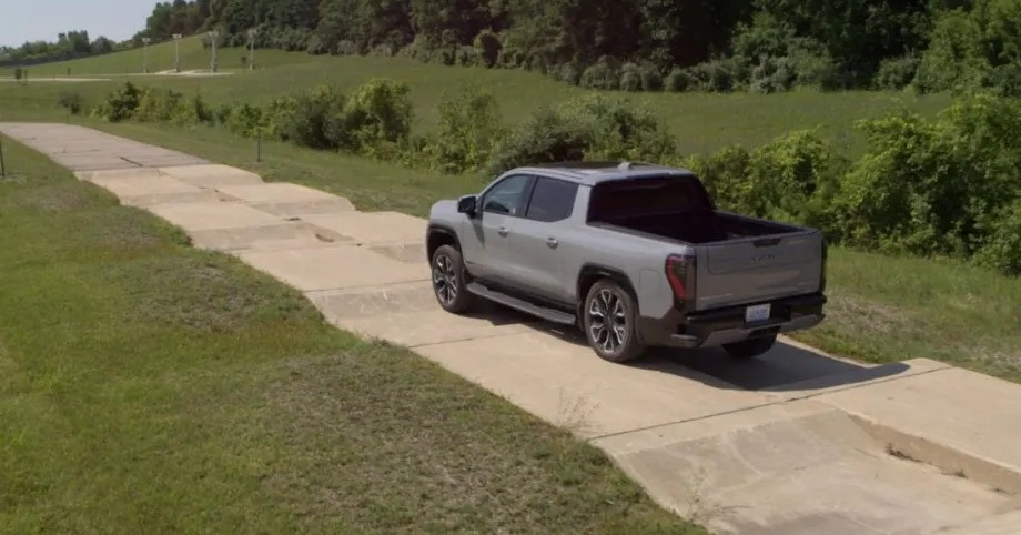 Secretele orașului american, vechi de 100 de ani, unde mașinile nu au plăcuțe de înmatriculare și benzina este gratuită
