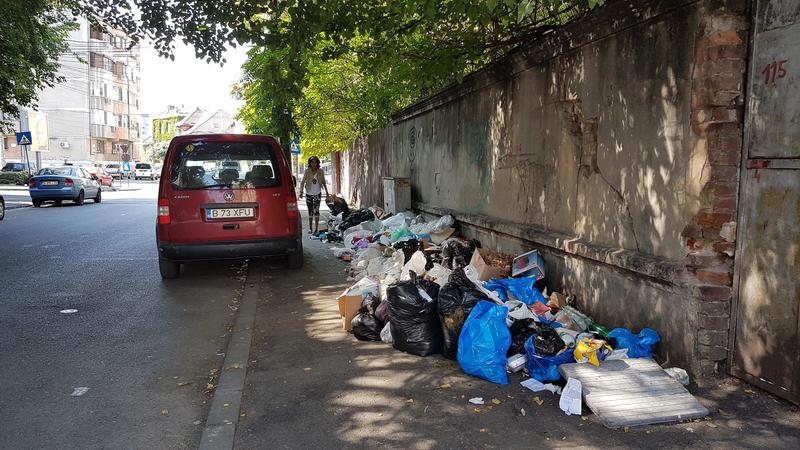 Sectorul 3 acaparat de mormane de gunoi și după ce Primăria a preluat activitatea de salubrizare