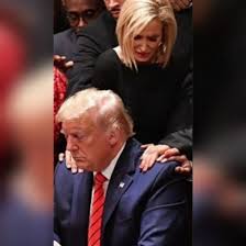 Sefa spiritismului de la Casa Alba revine cu un film absolut uluitor in care efectueaza o sedinta de exorcism