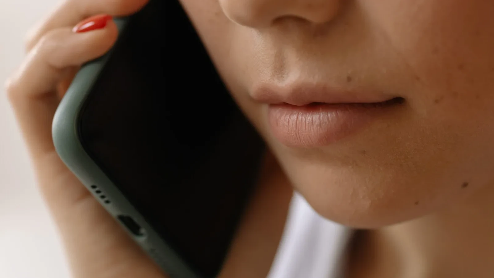 Semne că telefonul tău este urmărit. DNSC trage un semnal de alarmă, o mulțime de români se confruntă cu această situație

