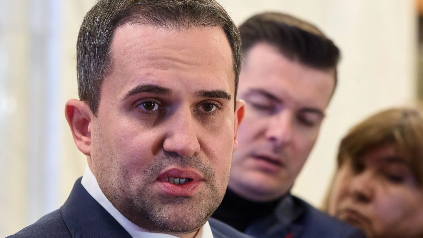 Semne de întrebare în CV-ul ministrului Transporturilor. Explicațiile oferite după acuzația că ar fi mințit în privința studiilor
