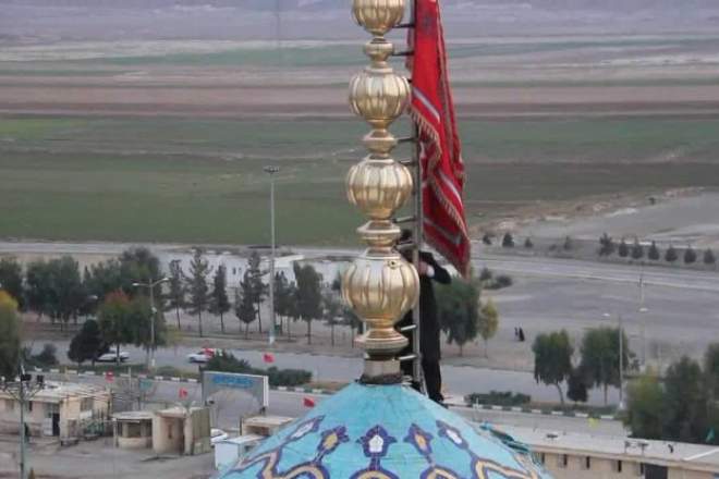 Semnul care arată că urmează un război sângeros, Steagul roşu, arborat în Iran pentru prima dată deasupra unei moschei