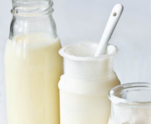 Senat: Produsele lactate trebuie să indice procentul de lapte praf conţinut. Amenzile de 10.000 lei