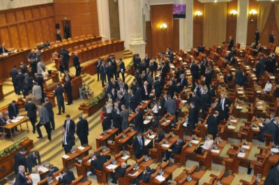 Senatorii au respins iniţiativa legislativă privind alegerea primarilor în două tururi