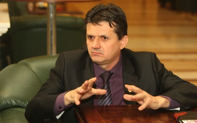 Senatorul Ioan Iovescu, fost UNPR, acuzat de fostii colegi de partid ca doarme in parlament si face mizerie