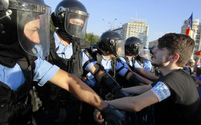 Sfatul Jandarmeriei Române pentru românii care vor să protesteze sâmbătă: manifestanţii paşnici să facă un pas în spate, au fost scut pentru huligani