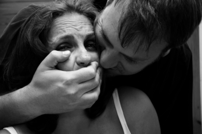 Sfaturi anti-viol de la Poliția Română: mușcă, zgârie, strigă tare, îmbracă-te decent...