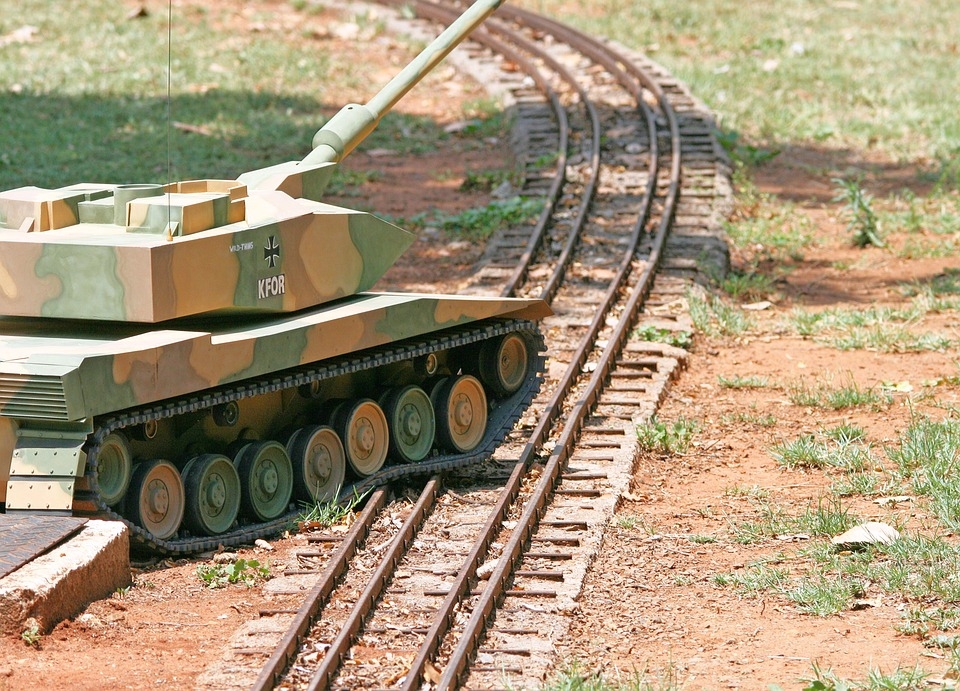 Sibiu: Un tren plin cu echipamente militare a lovit un camion si a deraiat