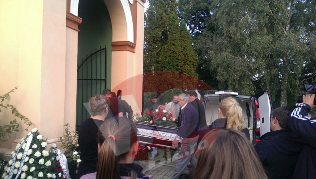 Sicriul cu trupul lui Ioan Gyuri Pascu a ajuns la Agnita! A fost intampinat cu aplauze