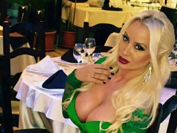 Simona Trasca, surprinsa in ipostaze jenante in avion! Ce a facut de fata cu toata lumea