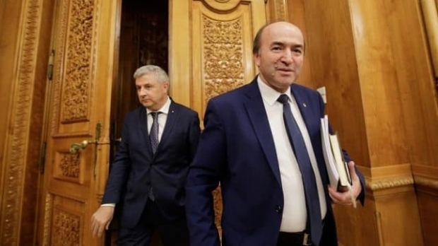 Sindicaliştii din penitenciare: Tudorel Toader este plătit lunar cu echivalentul salariilor a 22 de agenţi de penitenciare