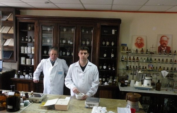 Singura farmacie din Romania care isi prepara medicamentele din plantele pe care ei le culeg! Afacerea este condusa de tatal impreuna cu fiul