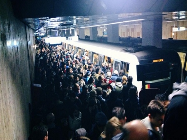 Sinucidere în stația de Metrou Eroii Revoluției. Un tânăr de 30 de ani s-a aruncat sub tren