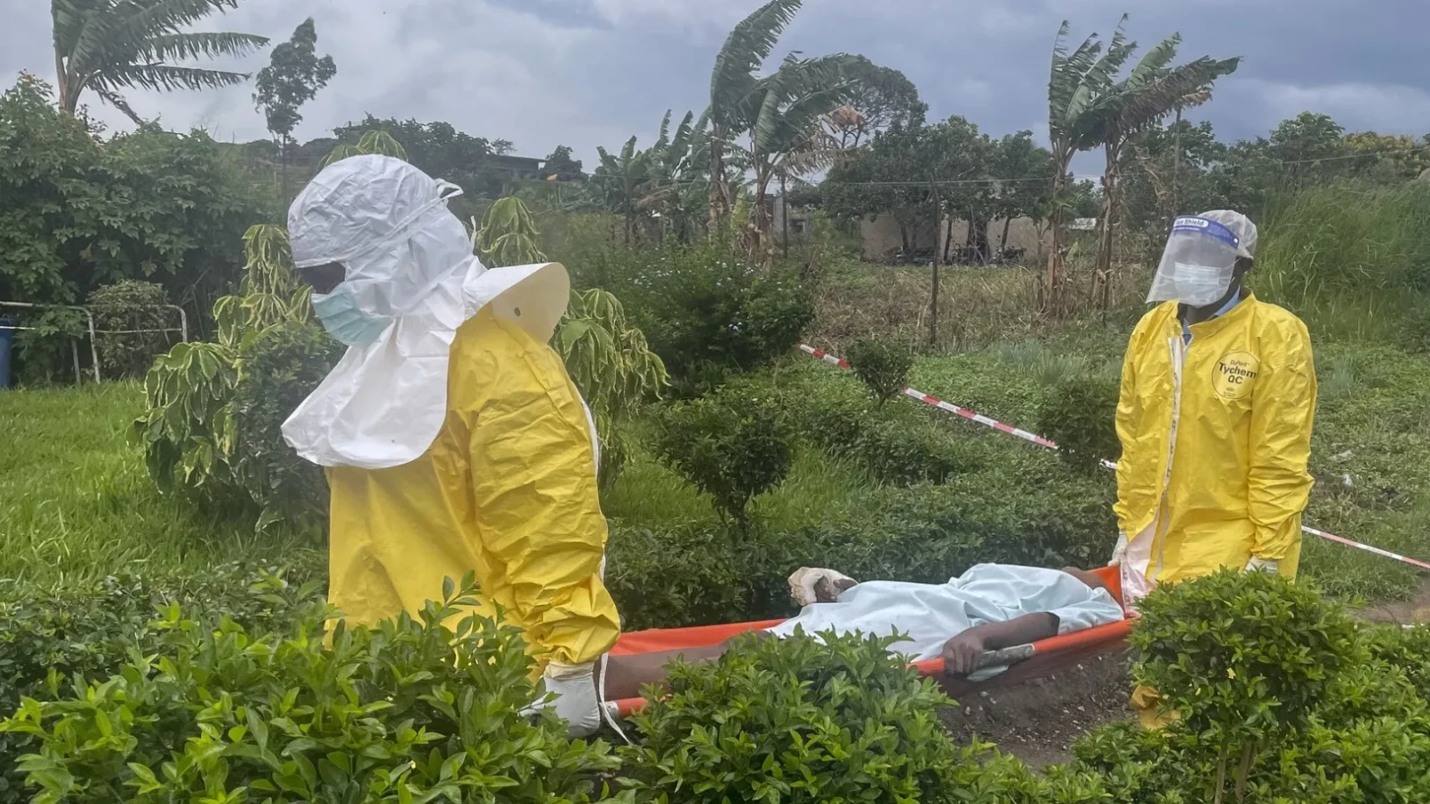 Situația scapă de sub control în Focarul de Ebola din Congo. Localnici furioși au dat foc unui centru de tratament

