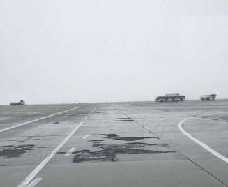 Situatia grava in care a ajuns aeroportul Otopeni: Inchis total dupa ce o bucata de pista s-a dislocat complet
