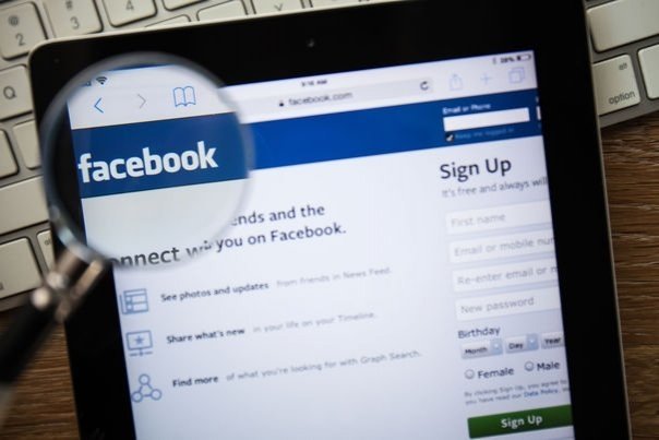 Snowden: Facebook este o companie de supraveghere a populatiei, redenumita media sociala