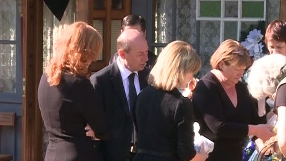 Socrul lui Traian Băsescu, înmormântat cu onoruri militare. Soţia şi fiicele fostului preşedinte au plâns în hohote FOTO