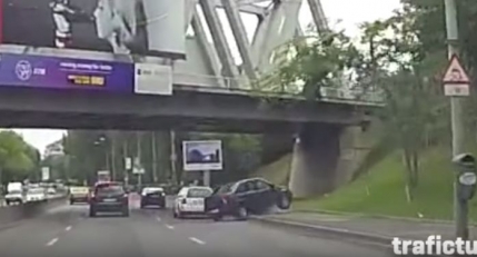 Sofer criminal la fântâna Miorita din Bucuresti. Si-a transformat masina in armă. VIDEO