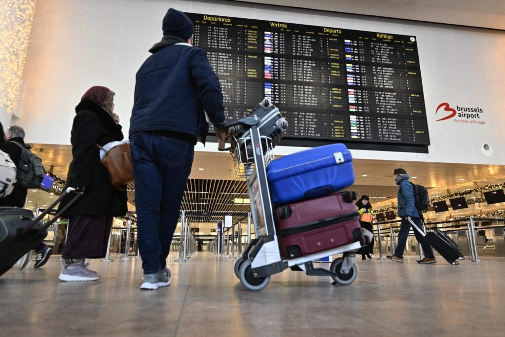 Sondaj după anuntarea masurilor de austeritate ale lui Bolojan: 500.000 de români vor să emigreze în următorul an. In schimb ne umplem de imigranti