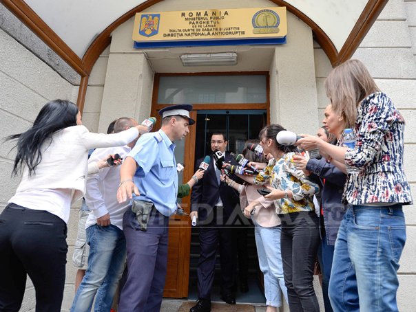 SPP şi-a bătut joc, la sediul DNA, de Victor Ponta