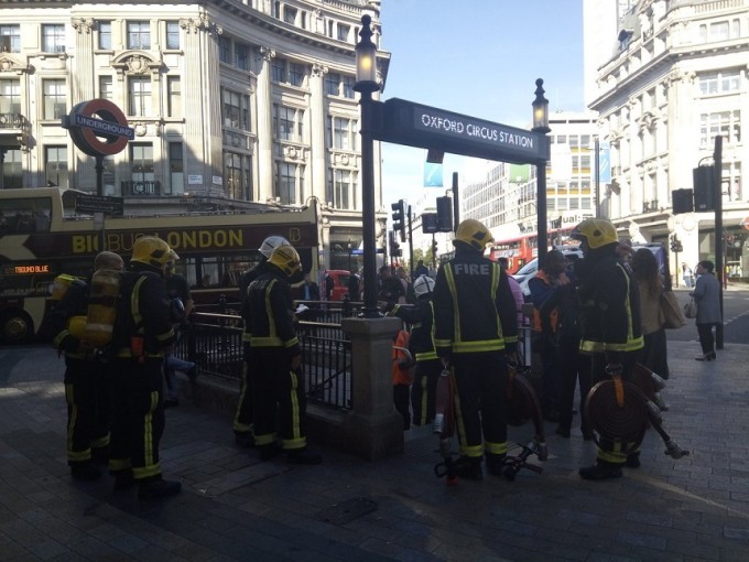 Staţie de metrou din centrul Londrei, evacuată, după ce un vagon a luat foc

