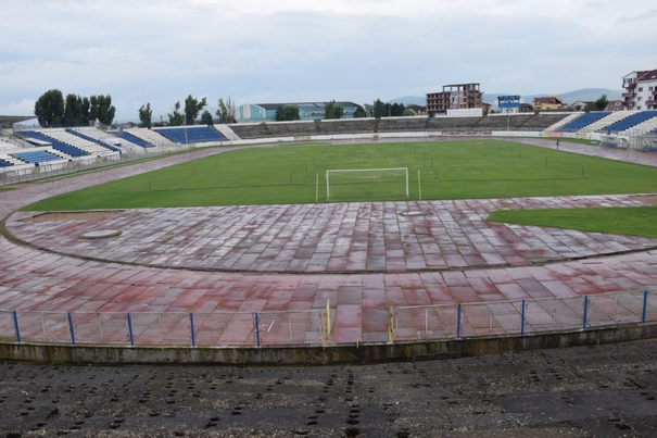 Stadion dintr-un sat din Gorj, luminat de teama hoţilor. Factura la curent, 3.000 de lei lunar