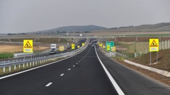 Stalpii de pe autostrada Arad-Nadlac, spulberati de furtuna