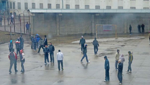 Stare de alertă la Penitenciarul Craiova! Deţinuţii au dat foc celulelor