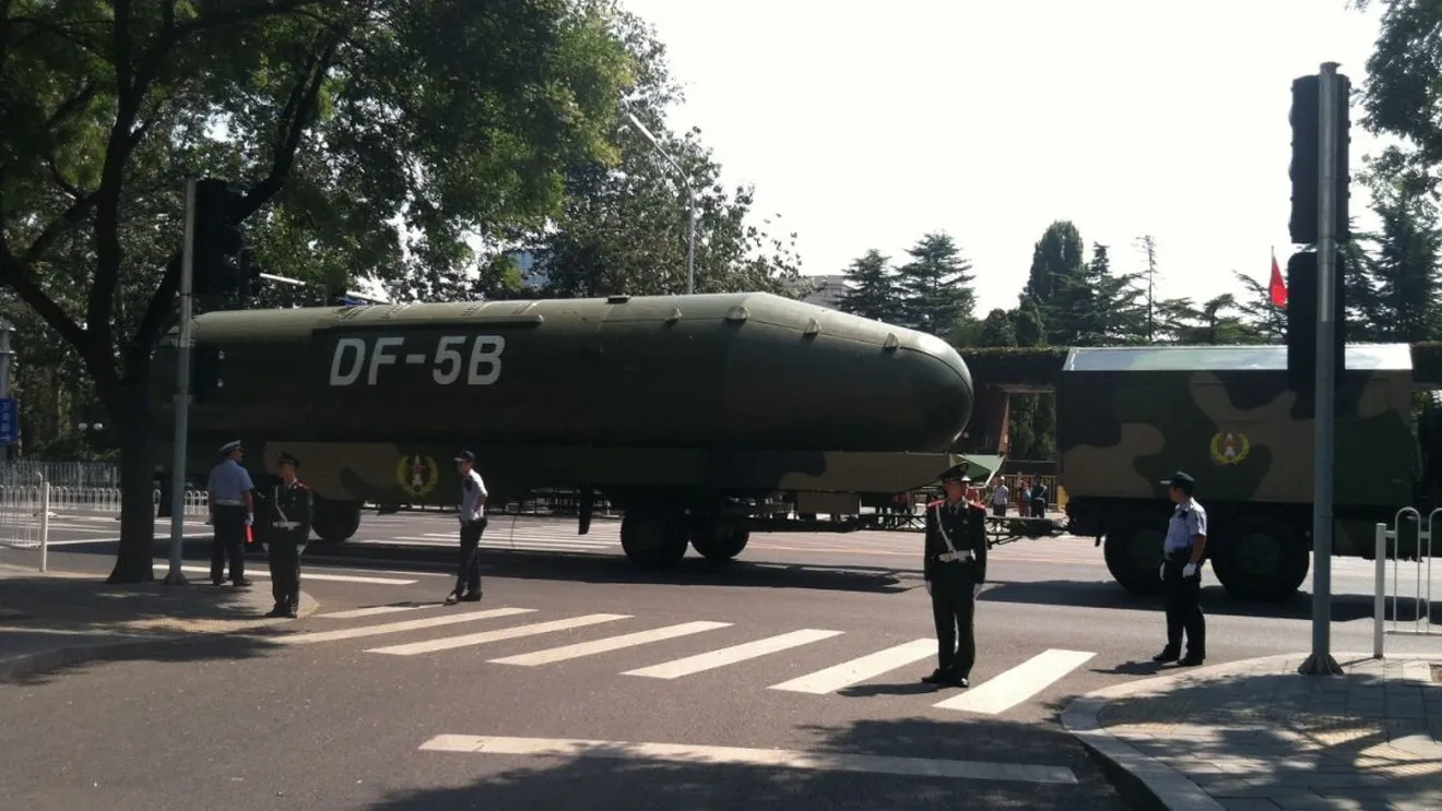 Statele Unite acuză China că vrea să-i egaleze arsenalul nuclear şi că a efectuat teste secrete
