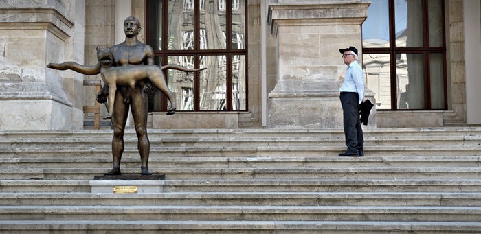 Statuia împăratului Traian care ţine lupoaica în braţe a fost vandalizată: animalul, fără coadă