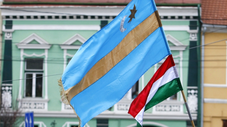 Steagul secuiesc dat jos de pe clădirea Primăriei Miercurea Ciuc