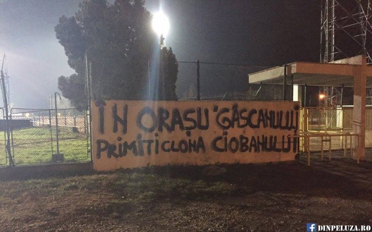 Steaua nu se simte ca acasă la Pitești! Ultrașii din Trivale au afișat un banner împotriva lui Gigi Becali