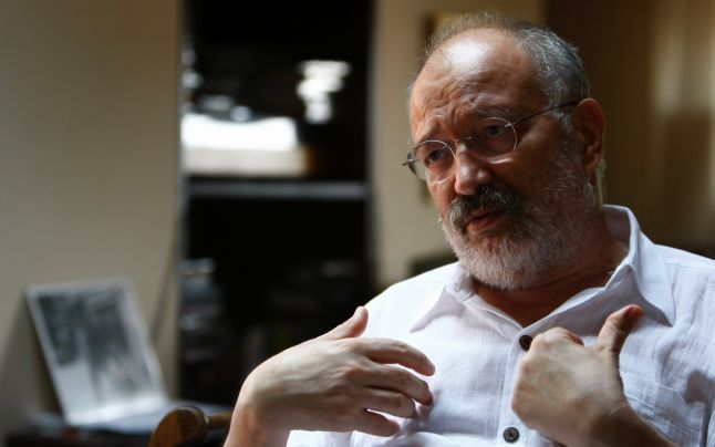 Stelian Tănase: Victor Ponta ne ţine strâns în braţe şi ne mai dă şi câte un cap în gură