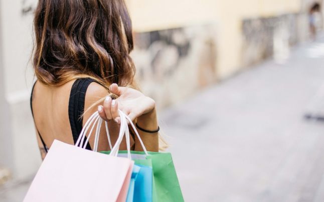 Studente din Cluj, fascinate de furtul din mall prin metoda „furculiţa