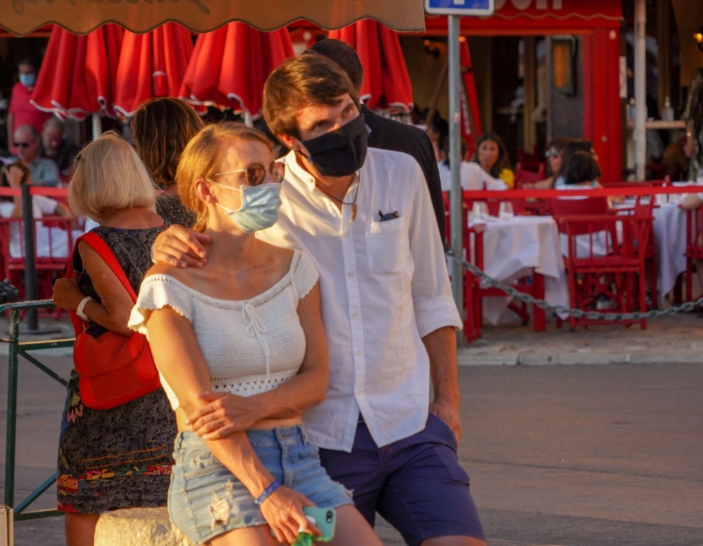 Studentii, indemnati sa poarte masti cand fac sex pentru a nu raspandi COVID-19. Masturbarea, recomandata ca