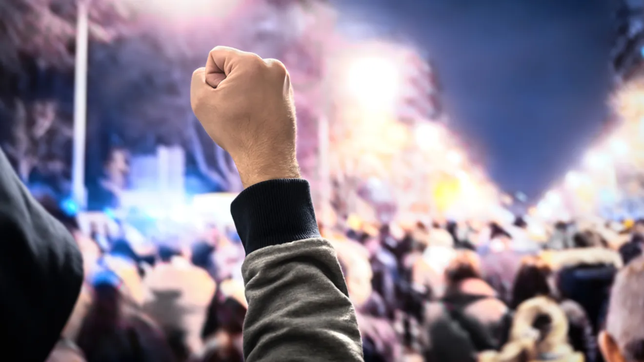STUDIU: Violenţa tinerilor fără un motiv ideologic, religios sau politic clar reprezintă un pericol emergent de extremism
